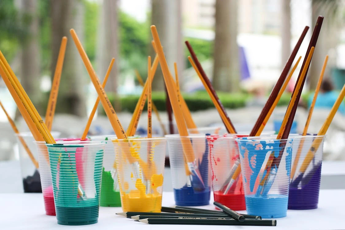 Colorer une gravure laser : peinture, encre et résine dans les creux pour un rendu spectaculaire