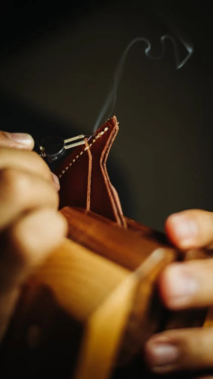 Graver le cuir au laser : guide complet des réglages, types de cuir et finitions