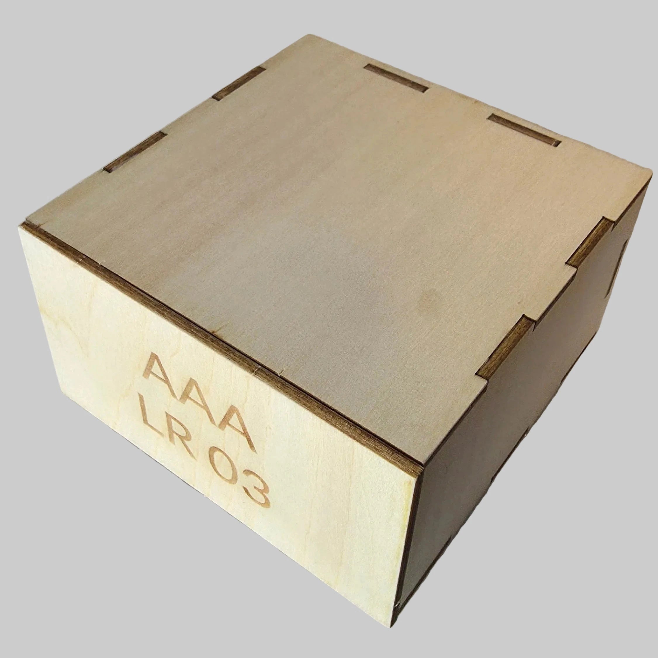 Boîte pour piles AAA (LR03) en tilleul – Fabrication artisanale & objet décoratif