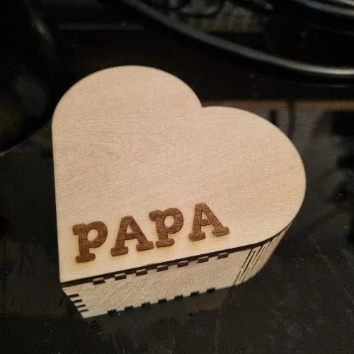 Boîte souvenir pour clé USB en bois – Rangement artisanal gravé au laser – Contreplaqué tilleul – Cadeau personnalisé – Made in France