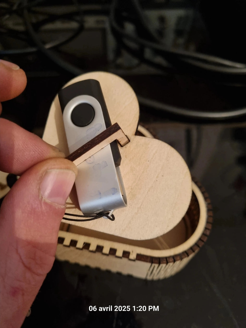 Boîte souvenir pour clé USB en bois – Rangement artisanal gravé au laser – Contreplaqué tilleul – Cadeau personnalisé – Made in France