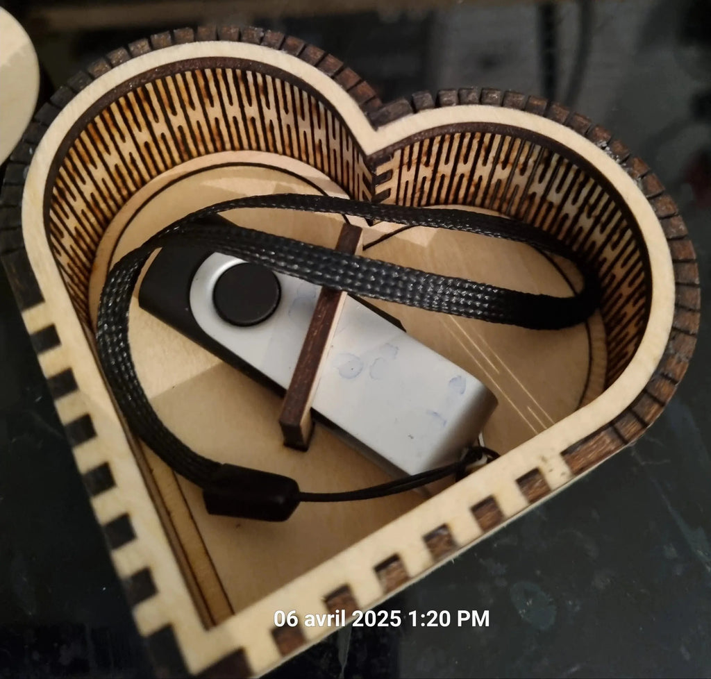 Boîte souvenir pour clé USB en bois – Rangement artisanal gravé au laser – Contreplaqué tilleul – Cadeau personnalisé – Made in France