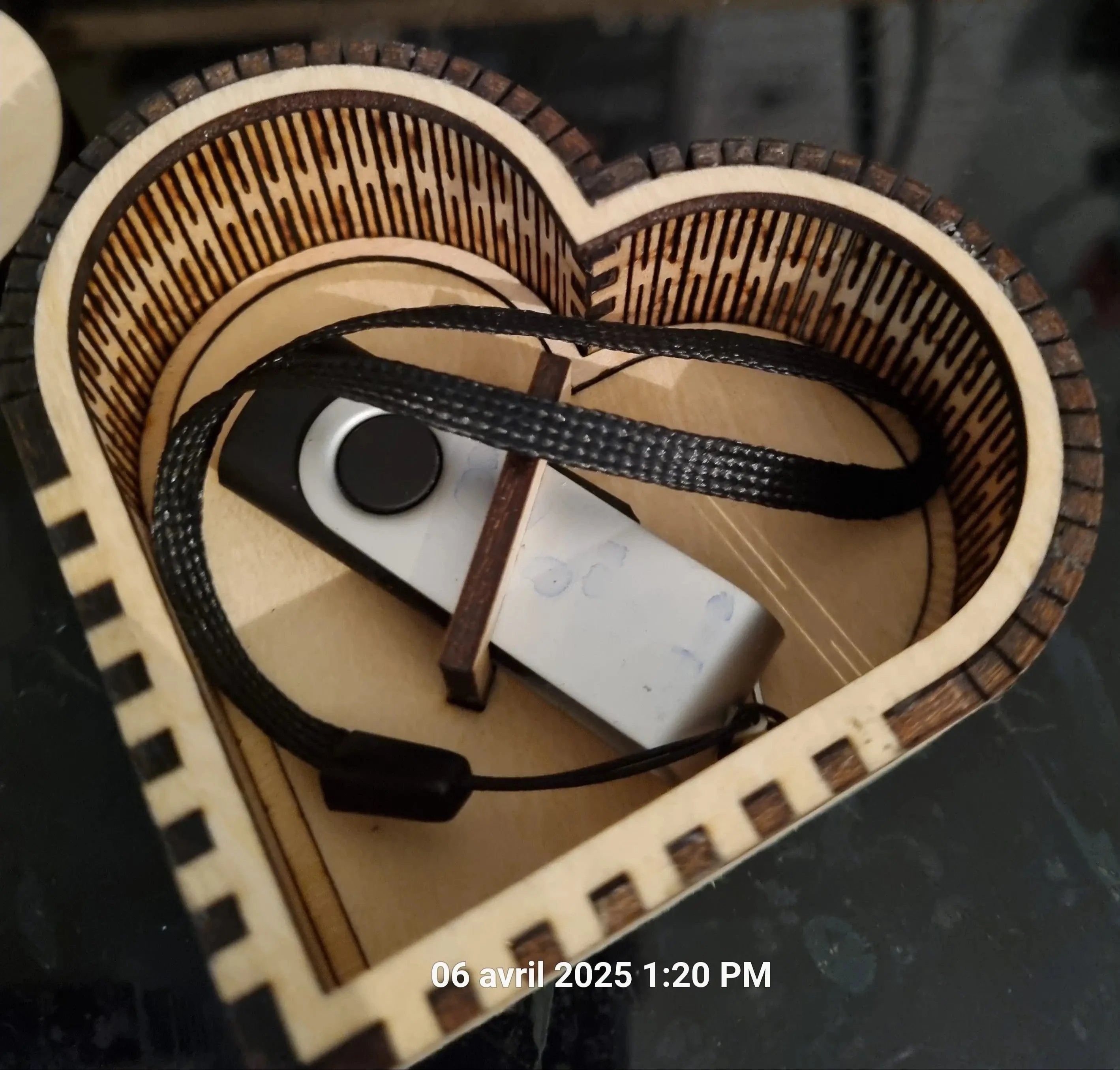 Boîte souvenir pour clé USB en bois – Rangement artisanal gravé au laser – Contreplaqué tilleul – Cadeau personnalisé – Made in France