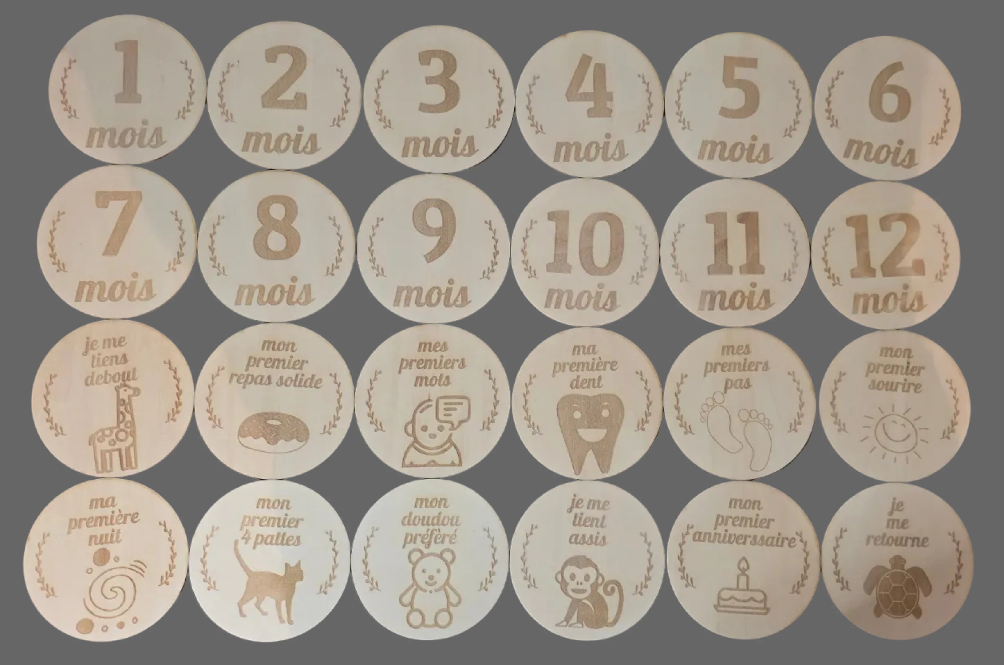 Lot 24 trophées étapes bébé en bois – Gravure laser – Accessoires photo naissance – Cadeau baby shower – Contreplaqué tilleul fait main