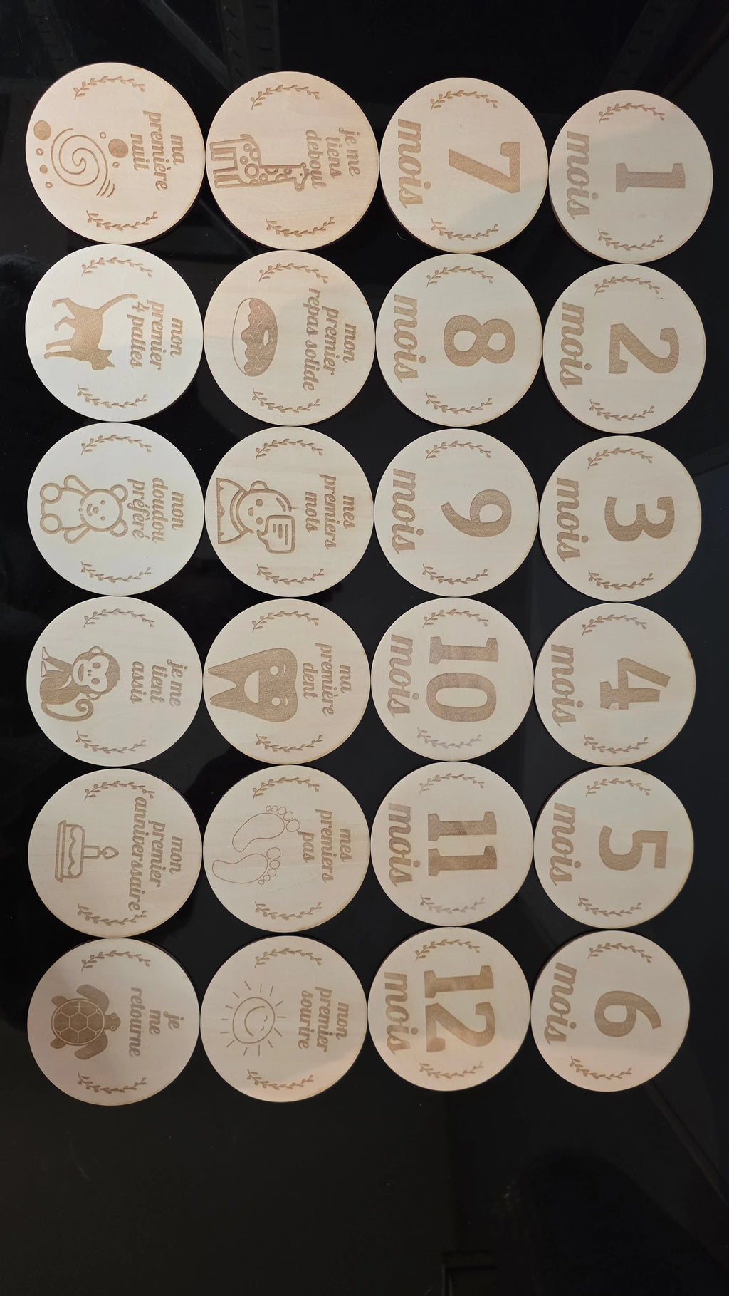 Lot 24 trophées étapes bébé en bois – Gravure laser – Accessoires photo naissance – Cadeau baby shower – Contreplaqué tilleul fait main