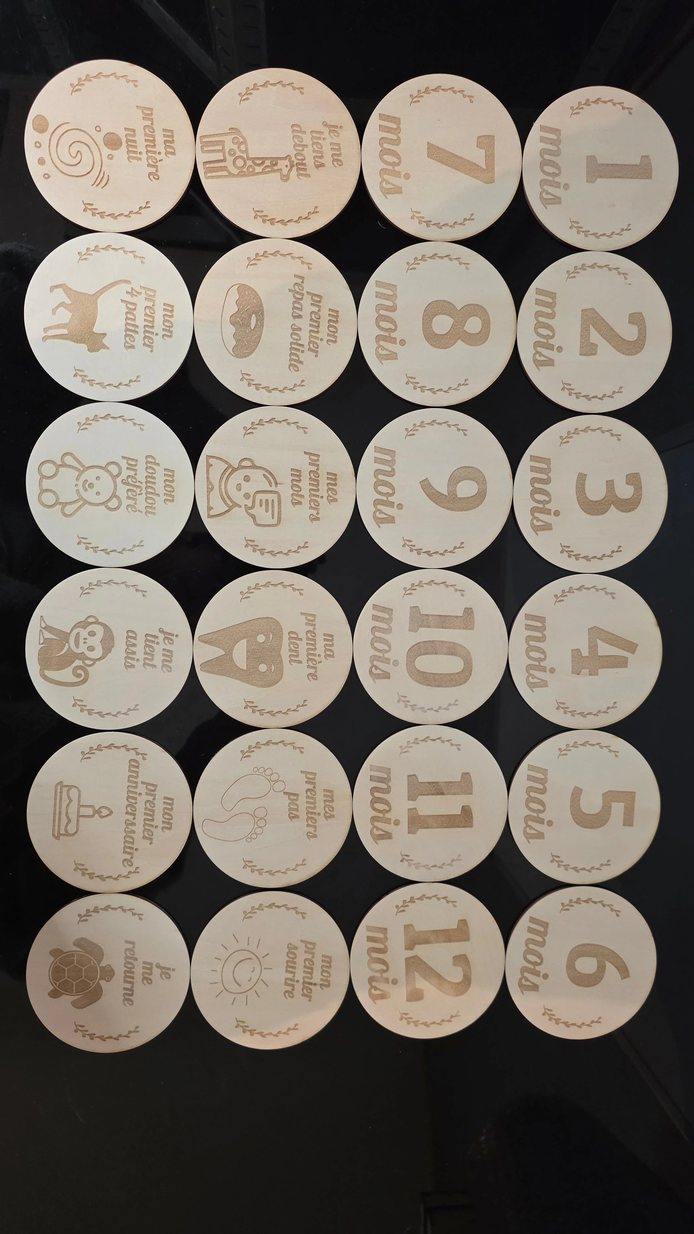 Lot 24 trophées étapes bébé en bois – Gravure laser – Accessoires photo naissance – Cadeau baby shower – Contreplaqué tilleul fait main