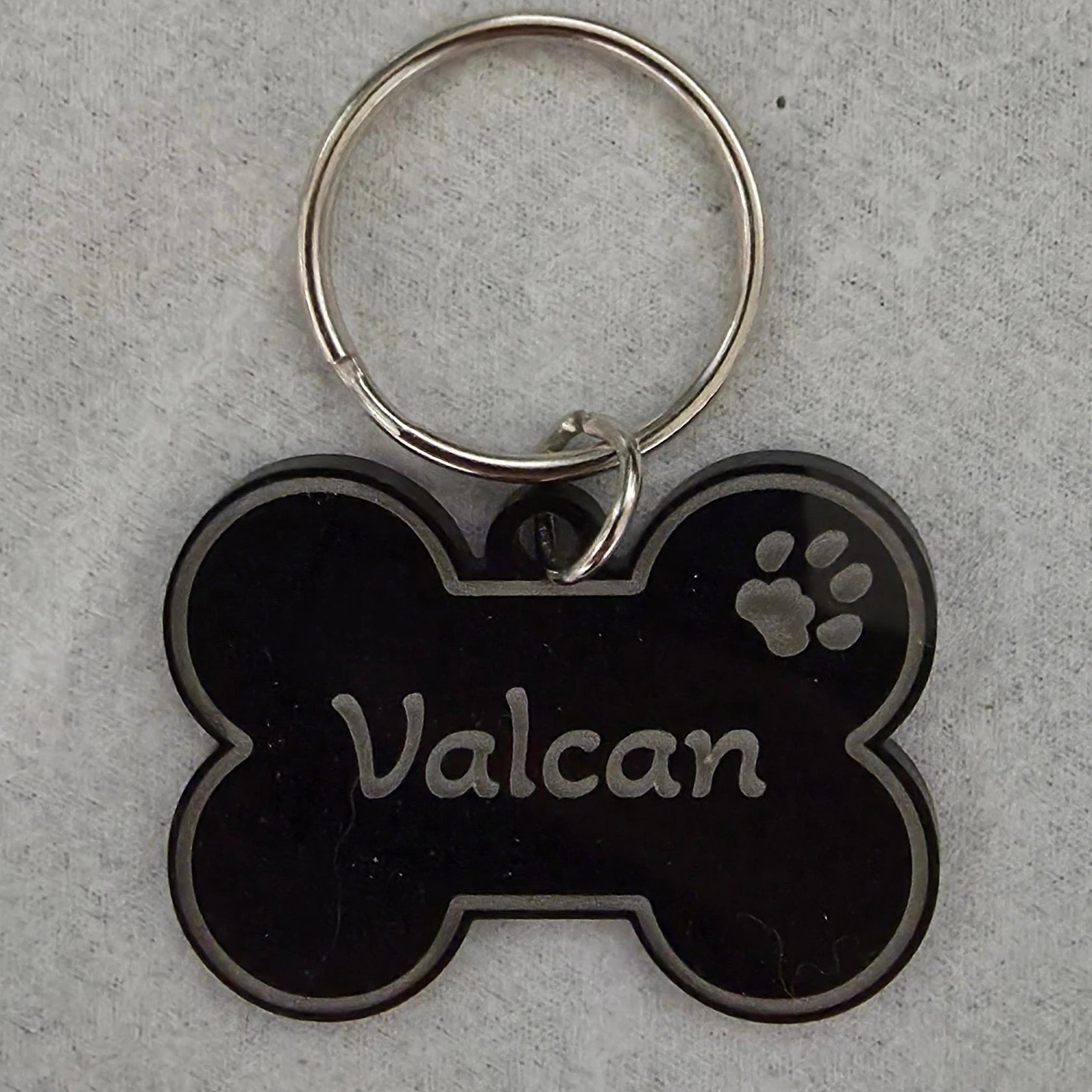 Médaille identification chien – Acrylique noir – Gravure blanche personnalisée