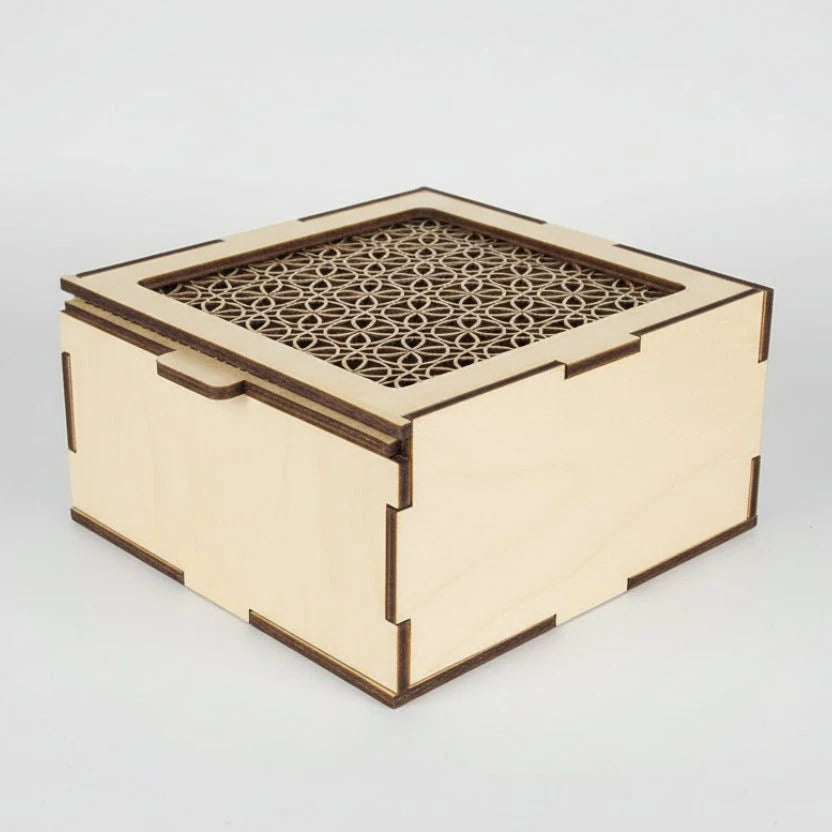 Petite boîte carré à porte coulissante en tilleul – Découpe laser & fabrication artisanale
