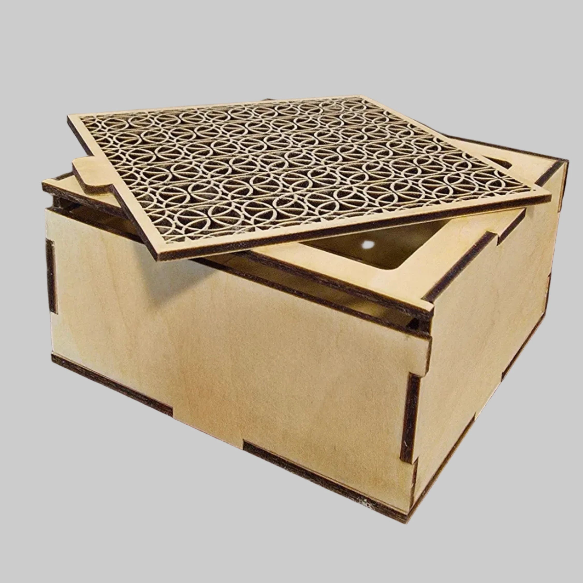 Petite boîte carré à porte coulissante en tilleul – Découpe laser & fabrication artisanale
