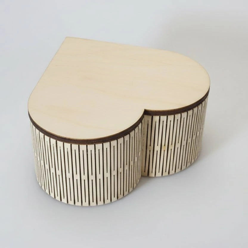 Petite boîte en forme de cœur en tilleul – Découpe laser & fabrication artisanale